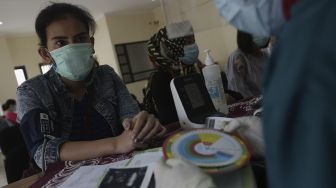 Petugas kesehatan memeriksa kondisi kesehatan ibu hamil sebelum memberikan vaksinasi COVID-19 di Kantor Kelurahan Cipayung, Jakarta, Kamis (19/8/2021). [Suara.com/Angga Budhiyanto]