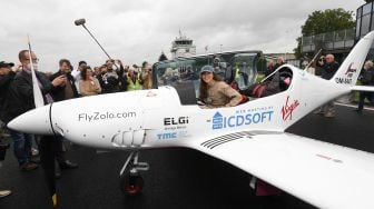 Pilot Zara Rutherford duduk di kokpit pesawat sebelum lepas landas di lapangan terbang Kortrijk-Wevelgem, Belgia, Rabu (18/8). [Foto/AFP]