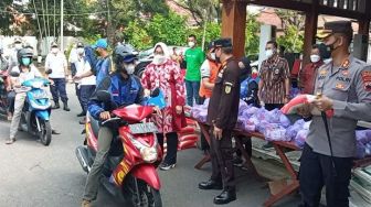 3.000 Paket Sembako Disalurkan untuk Seniman Tayub hingga Pak Becak