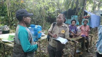 Komnas HAM perwakilan Papua saat berkunjung ke tempat pengungsian warga Kampung Sasawa Papua, Kamis (19/8). [Foto/Komnas HAM Perwakilan Papua]