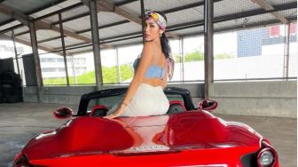 Cara Jessica Iskandar Rayakan Hari Kemerdekaan RI, Pose di Atas Mobil Mewah Warna Merah
