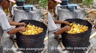 Diduga Tak Laku Dijual, Petani Merana dan Bakar Pisang di Tong Sampah