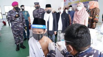 Wapres Ma'ruf Amin Tinjau Vaksinasi Covid-19 di Ponpes An-Nawawi Banten