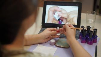 Wanita Kaya Raya Dubai Pamer Nail Art Berhiaskan Swarovski, Malah Tuai Kritikan dari Warganet