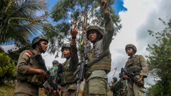 Sejumlah personel Polri dan TNI yang tergabung dalam Satgas Madago Raya melakukan patroli di pegunungan Manggalapi, Sigi, Sulawesi Tengah, Senin (16/8/2021). ANTARA FOTO/Rangga Musabar