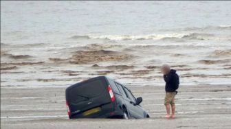 Potret Pria Hanya Pasrah saat Lihat Mobil Dilahap Pasir Pantai, Gagal Nikmati Liburan