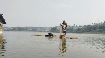 Air Surut, Warga Jadi Lebih Mudah Dapatkan "Harta Karun" di Danau Peninggalan Belanda