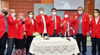 Indriyanti Sudirman dan Restu Daftar Bakal Calon Rektor Unhas Periode 2022-2026