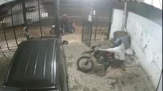 Aksinya Terekam CCTV Ruko, Polisi Buru Dua Pelaku Curanmor di Kebon Jeruk