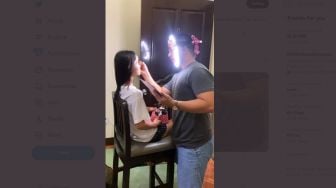 Viral Potret MUA Taruh Ring Light di Wajah Saat Merias