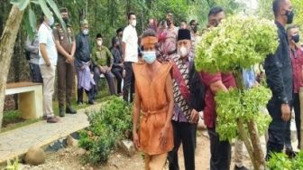 Saat Suku Bonai Jalani Vaksinasi: Rasanya Enak, Senang Sudah Disuntik Divak