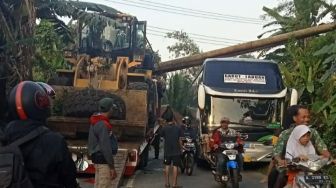 ‘Tertubruk’ Kendaraan, Talang Air di Saketi Pandeglang Ambruk