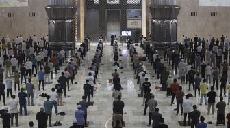 Sejumlah umat Islam menunaikan sholat Jumat berjamaah di Masjid Istiqlal, Jakarta, Jumat (20/8/2021). [Suara.com/Angga Budhiyanto]