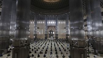 Sejumlah umat Islam mendengarkan khotbah sebelum menunaikan sholat Jumat berjamaah di Masjid Istiqlal, Jakarta, Jumat (20/8/2021). [Suara.com/Angga Budhiyanto]