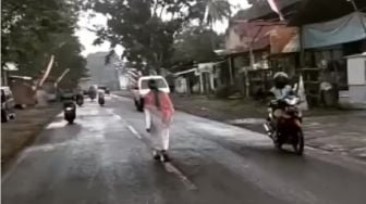 Viral Pria Bersorban Seliweran di Tengah Jalan Banyuwangi, Warganet: Taliban Nyasar