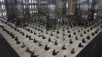 Sejumlah umat Islam mendengarkan khotbah sebelum menunaikan sholat Jumat berjamaah di Masjid Istiqlal, Jakarta, Jumat (20/8/2021). [Suara.com/Angga Budhiyanto]