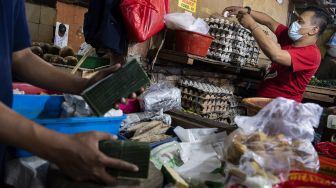 Pedagang menata dagangannya di Pasar Muara Karang, Penjaringan, Jakarta Utara, Jumat (20/8/2021).  ANTARA FOTO/Sigid Kurniawan