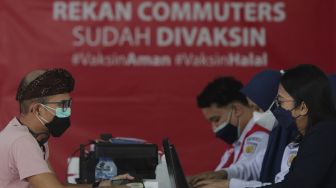 Warga melakukan observasi usai mendapatkan vaksinasi COVID-19 pada warga di Stasiun Juanda, Jakarta, Jumat (20/8/2021). [Suara.com/Angga Budhiyanto]