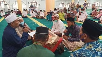 Tersentuh Dengar Lantunan Ayat Alquran, Dua Sahabat Ini Masuk Islam