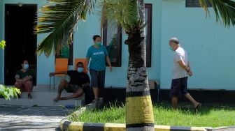 Pasien COVID-19 beraktivitas di area tempat isolasi terpusat di Badung, Bali, Jumat (20/8/2021).  ANTARA FOTO/Nyoman Hendra Wibowo