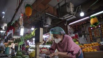 Pedagang menata dagangannya di Pasar Muara Karang, Penjaringan, Jakarta Utara, Jumat (20/8/2021).  ANTARA FOTO/Sigid Kurniawan