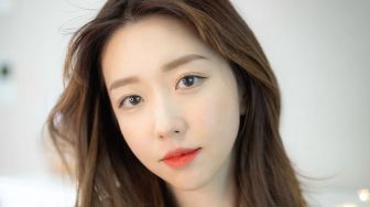 Sunny Dahye Coba-Coba Makeup Challenge Full Face Pakai Lipstik, Hasilnya Bikin Ngakak
