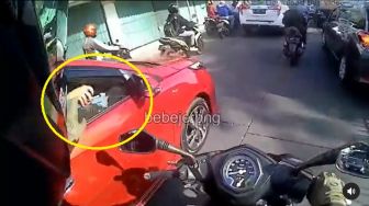 Rampas Rokok dari Pemobil, Aksi Pemotor Ini Justru Bikin Salut Publik