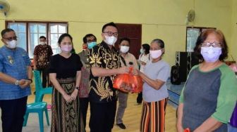 Puluhan Lansia di Petumbea Terima Bantuan Pangan