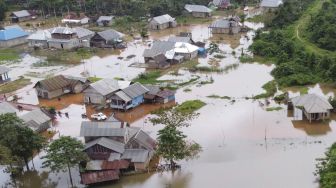 Foto udara sejumlah rumah terendam banjir di Desa Wonoamonapa, Kecamatan Pondidaha, Konawe, Sulawesi Tenggara, Sabtu (21/8/2021). [ANTARA FOTO/Jojon]