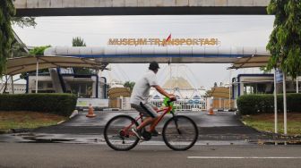 Warga bersepeda sore di kawasan Taman Mini Indonesia Indah, Jakarta Timur, Sabtu (21/8/2021). [Suara.com/Alfian Winanto]