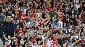 YouTuber Beli Bus Demi Antar Fans Liverpool Nonton Final Liga Champions di Paris