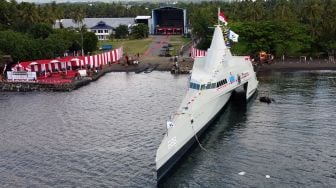 Foto udara KRI Golok-688 berlayar pada peluncurannya di Pantai Cacalan, Banyuwangi, Jawa Timur, Sabtu (21/8/2021).ANTARA FOTO/Budi Candra Setya