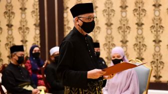 Perdana Menteri Malaysia Ismail Sabri Yaakob mengambil sumpah jabatannya saat upacara pengambilan sumpah sebagai pemimpin baru negara itu di Istana Negara, Kuala Lumpur, Malaysia, Sabtu (21/9).  [AFP/Photo]
