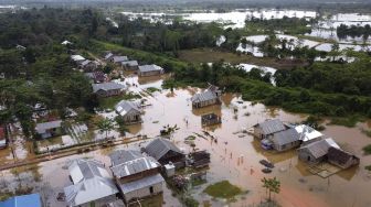 Foto udara sejumlah rumah terendam banjir di Desa Wonoamonapa, Kecamatan Pondidaha, Konawe, Sulawesi Tenggara, Sabtu (21/8/2021). [ANTARA FOTO/Jojon]