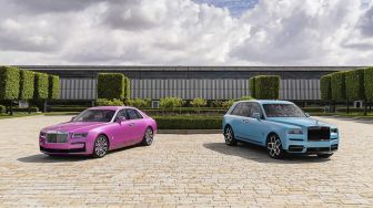 Tampil di Monterey Car Week 2021, Rolls-Royce Suguhkan Friskee Pink dan Iced Turchese