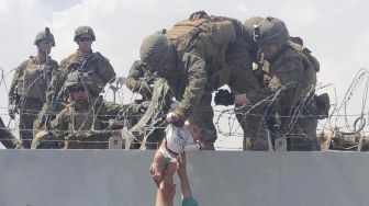 Bayi yang Diserahkan ke Tentara AS Saat Evakuasi Afghanistan Akhirnya Bertemu Keluarga