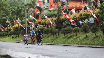 Warga bersepeda di kawasan Taman Mini Indonesia Indah, Jakarta Timur, Sabtu (21/8/2021). [Suara.com/Alfian Winanto]