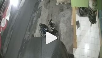 Viral Pencuri Terekam CCTV, Netizen Salfok: Malingnya Sopan