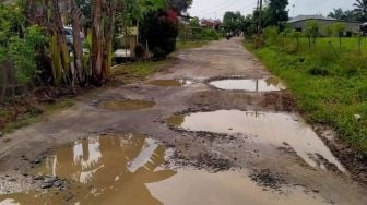 Jalan Penghubung 3 Desa di Dolmas Rusak, Warga Minta Perhatian Pemkab Serga