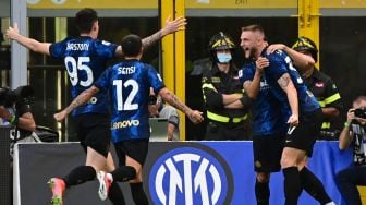 Bek Inter Milan, Milan Skriniar (kanan) merayakan golnya dengan rekan setimnya Bek Inter Milan Italia Alessandro Bastoni (kiri) dan gelandang Inter Milan Italia Stefano Sensi (tengah) setelah ia mencetak gol selama pertandingan sepak bola Serie A Italia Inter Milan melawan Genoa  di Stadion Giuseppe Meazza, Minggu (22/8/2021) dini hari WIB. MIGUEL MEDINA / AFP