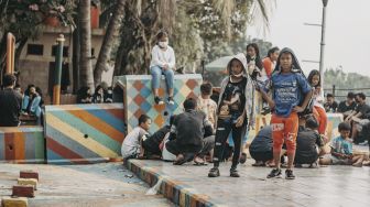 Sejumlah warga beraktivitas di pinggir Sungai Cisadane, Kota Tangerang, Banten, Minggu (22/8/2021). [Suara.com/Hilal Rauda Fiqry]