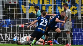 Bek Inter Milan, Milan Skriniar (kedua kanan) mencetak gol selama pertandingan sepak bola Serie A Italia Inter Milan melawan Genoa  di Stadion Giuseppe Meazza, Minggu (22/8/2021) dini hari WIB.MIGUEL MEDINA / AFP