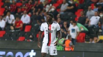 Kolaps di Tengah Laga, Begini Kondisi Terbaru Bek Besiktas Fabrice Nsakala