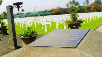 Suara Terompet dan Noni Belanda dari Makam Tentara di Cimahi