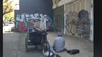 Viral Pengayuh Becak Salat di Teras Ruko, Gus Miftah Sentil Mereka yang Lalai Salat Wajib