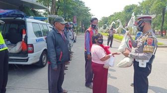 Mobil Warung Keliling Sat Lantas Polres Ciko Kembali Bagikan Sembako