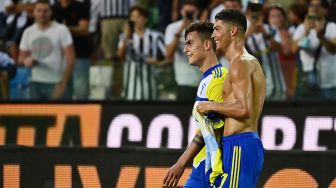 Pemain depan Juventus Cristiano Ronaldo (kanan) berjalan dengan pemain depan Juventus Paulo Dybala selama pertandingan sepak bola Serie A Italia antara Udinese melawan Juventus di Stadion Friuli, Senin (23/8) dini hari WIB. MIGUEL MEDINA / AFP