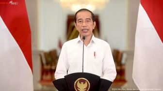 Heboh Foto Jokowi Baca Buku SBY Selalu Mangkrak, Cek Fakta Lengkapnya