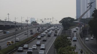 Sejumlah kendaraan melintas di Tol Dalam Kota dan Jalan Gatot Subroto, Jakarta, Senin (23/8/2021). [Suara.com/Angga Budhiyanto]