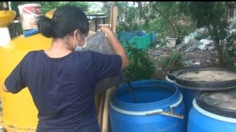 Ibu-ibu Kampung Muka Ancol Cari Uang Dari Hasil Sampah Dapur